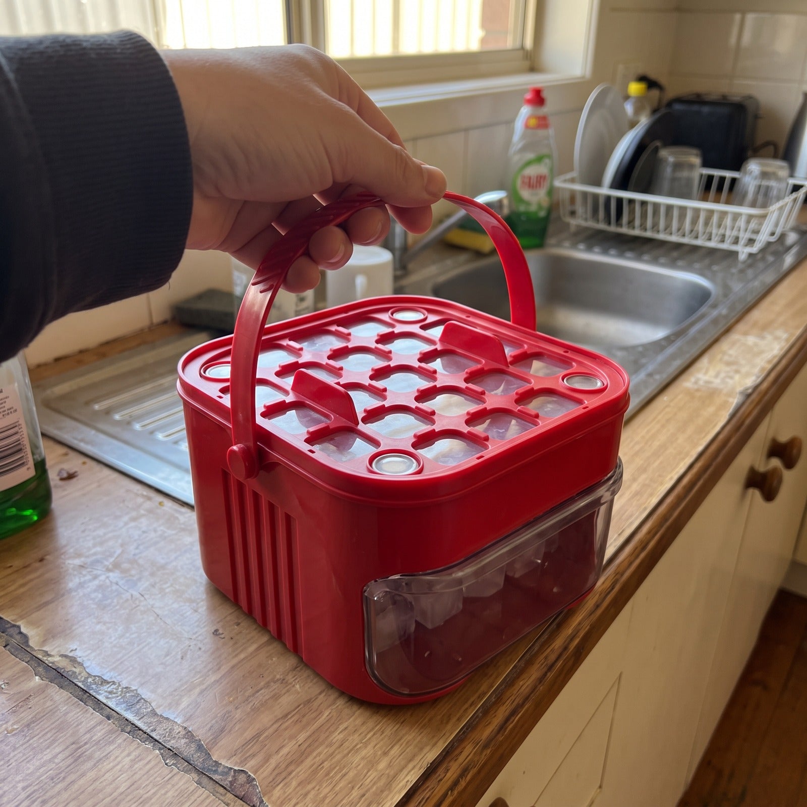 Coldpour ice maker with cold drinks at home, everyday scene 14